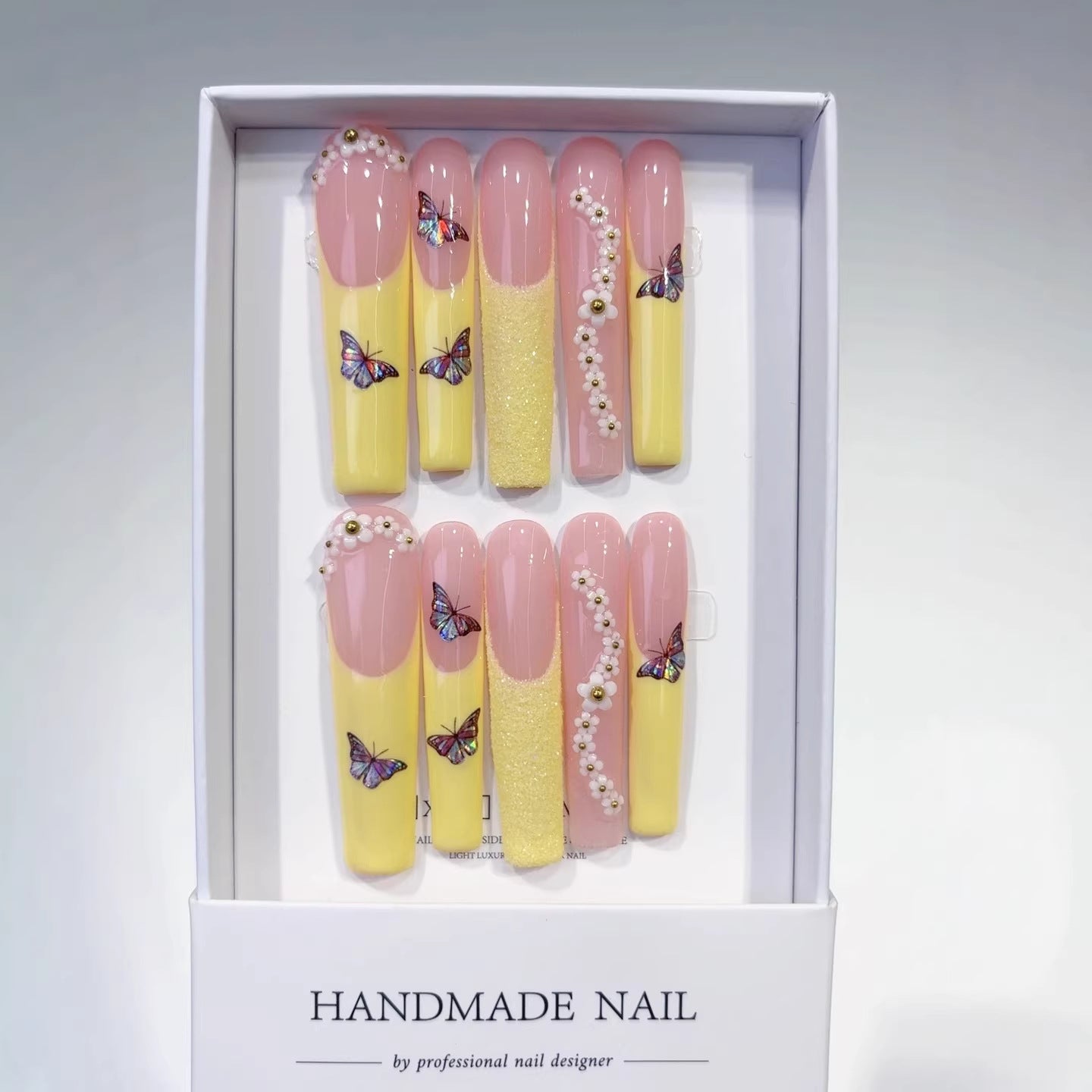 365nails: "Fleur Marguerite Papillon" – Ongles press-on extra longs forme carrée, french rose-jaune, faits main