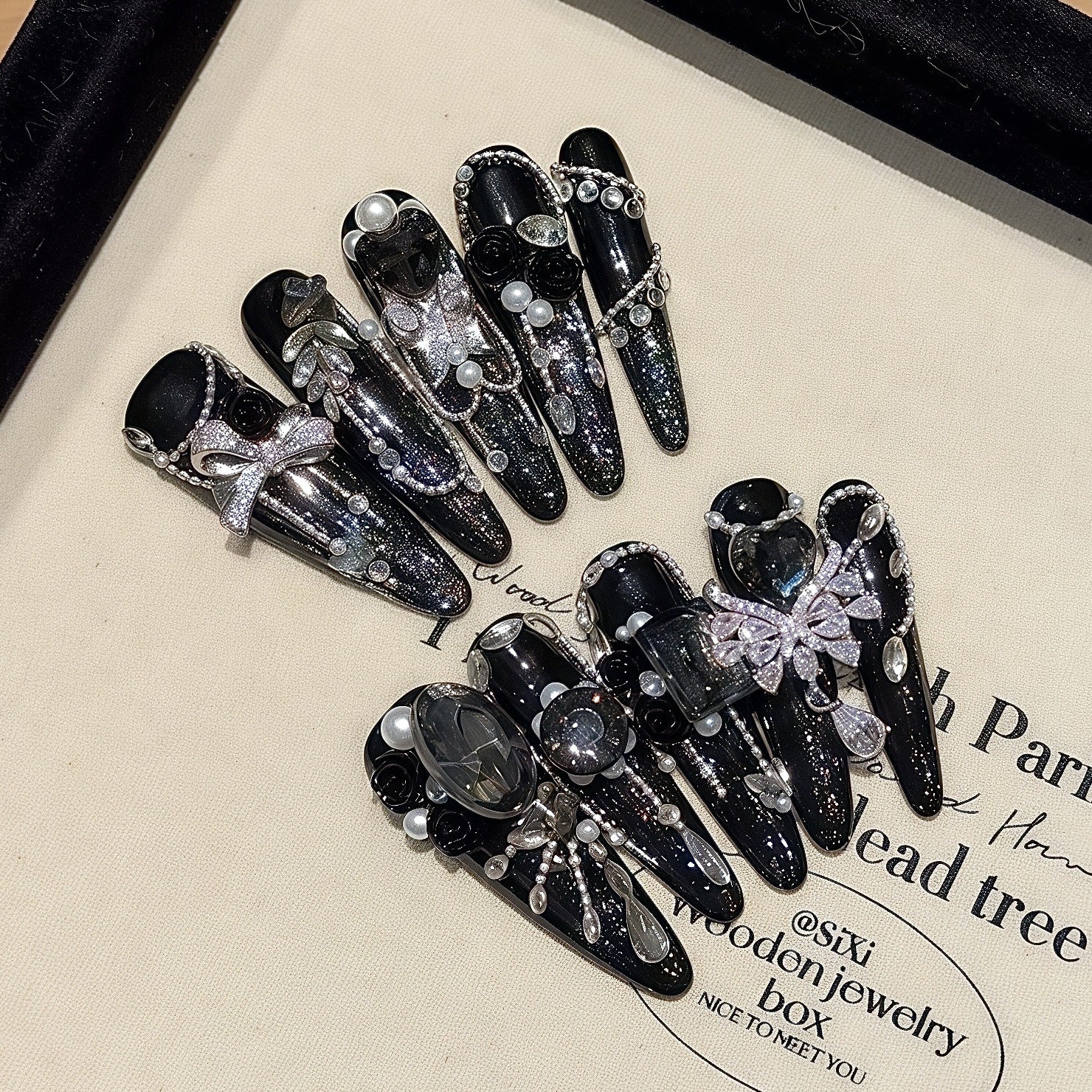 Unhas escuras e pesadas de luxo, esparsas, estreladas, tardias, avançadas, zircônias explosivas, cheias de diamantes, requintadas, para outono e inverno, de longa duração | 365nails