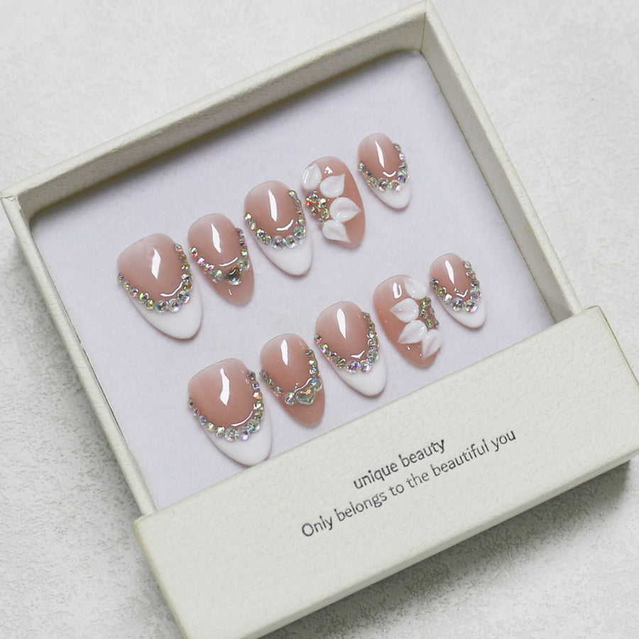 365nails: 우아한 오키드 블룸 – 미디엄 아몬드형 누드 프렌치 라인스톤 수제 프레스온 네일