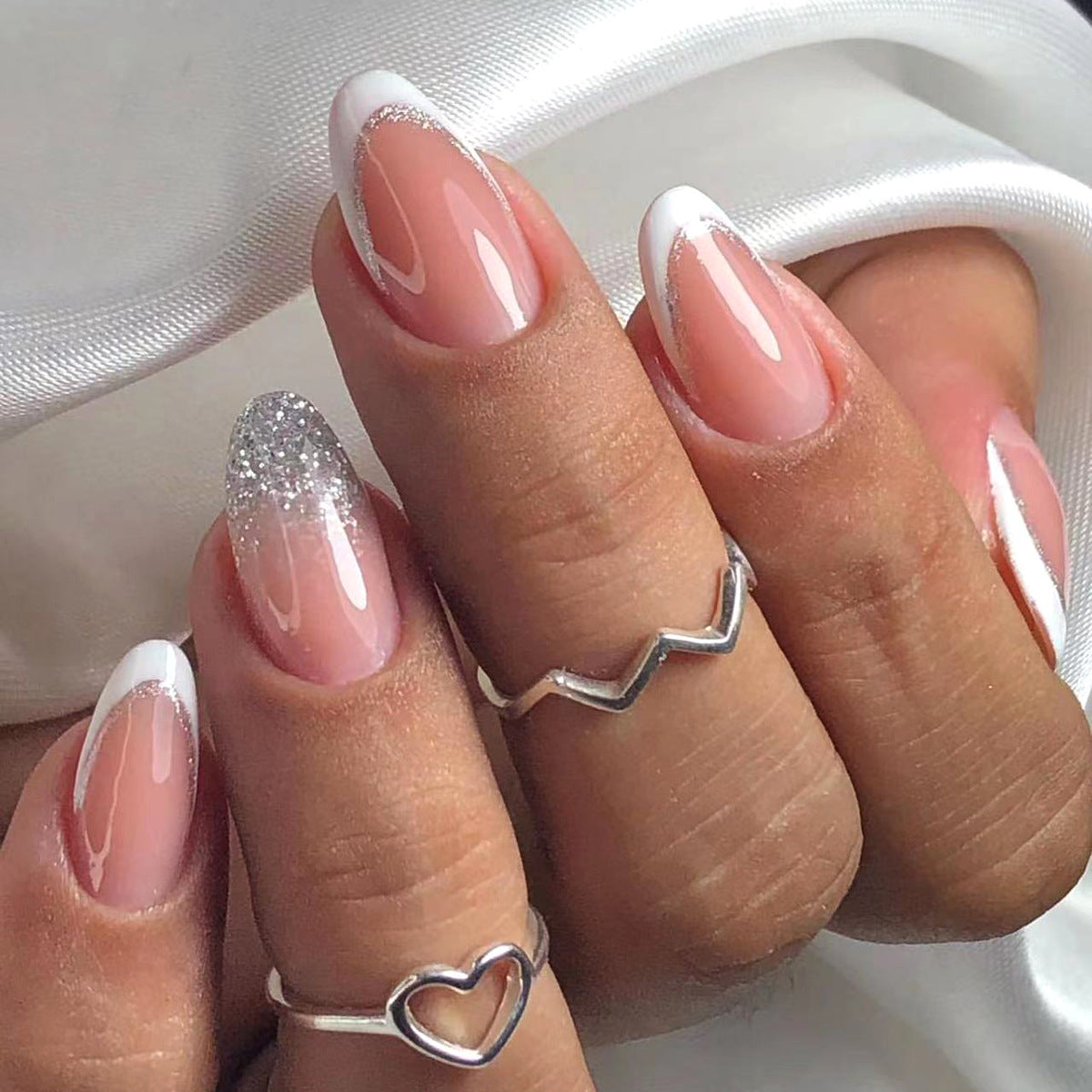 Manicura francesa con borde blanco nude, uñas postizas con purpurina plateada, uñas cortas almendradas, uñas postizas al por mayor | 365nails