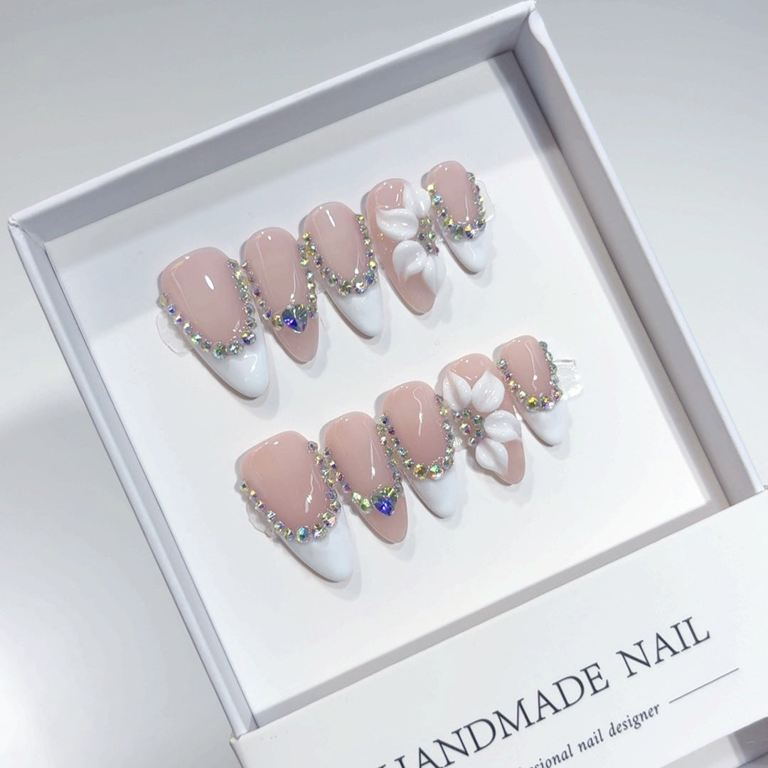 Ongles press-on réutilisables forme amande — motif floral élégant en strass (Fleur blanche)