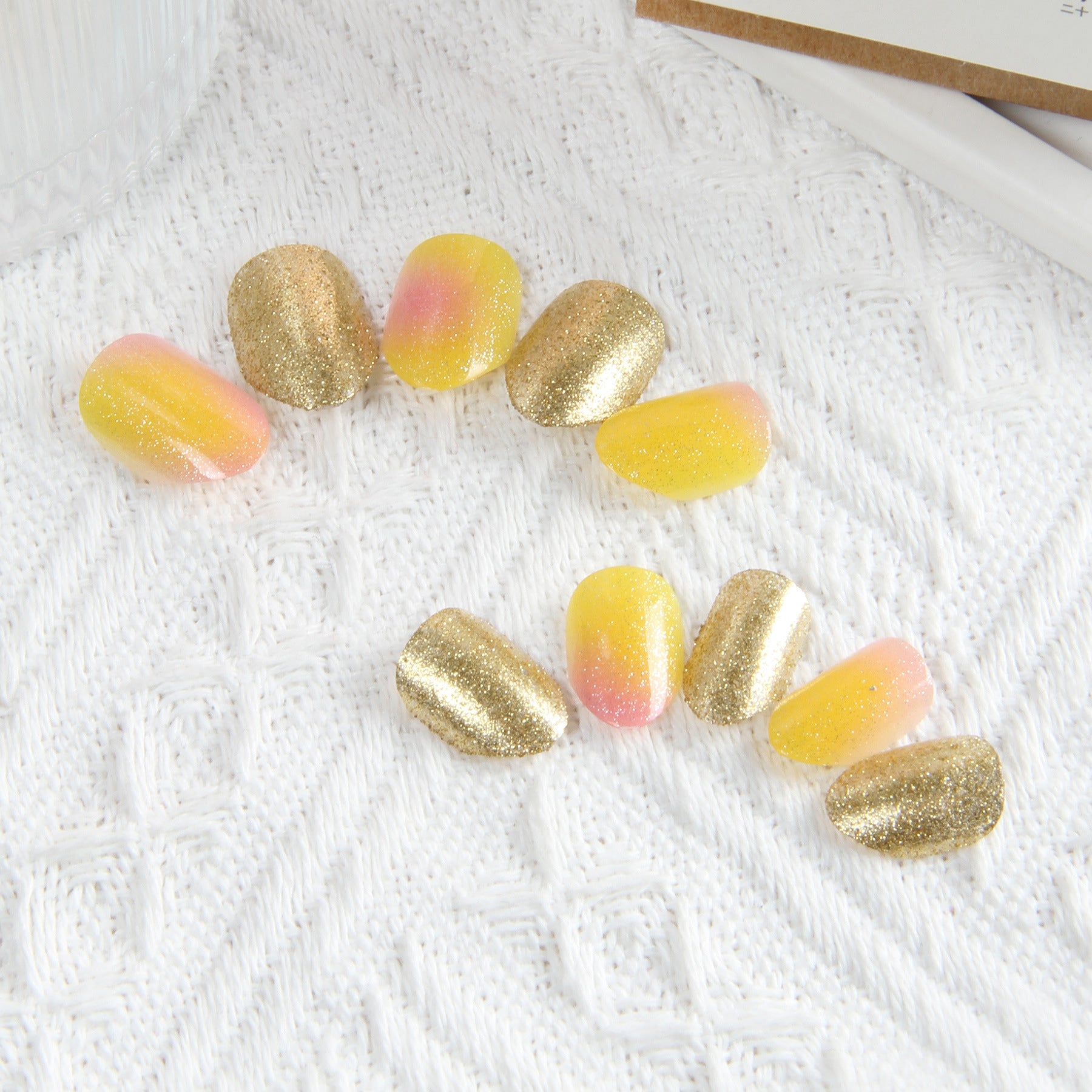 Kids press-on nails 24 pieces of smudged yellow glitter sparkles