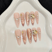 365nails: "Champagne Olho de Gato" – Unhas Stiletto Feitas à Mão com Diamante 3D e Corrente Dourada