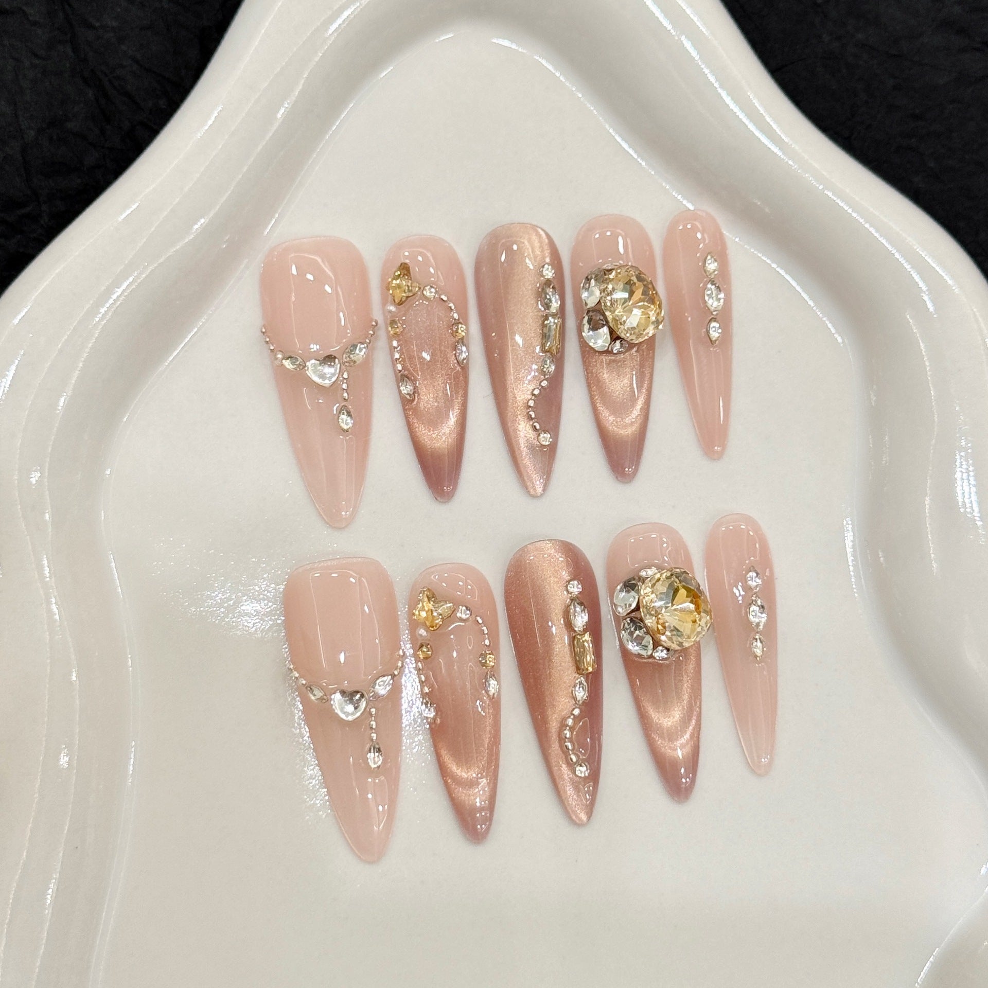 365nails: "Champagne Olho de Gato" – Unhas Stiletto Feitas à Mão com Diamante 3D e Corrente Dourada