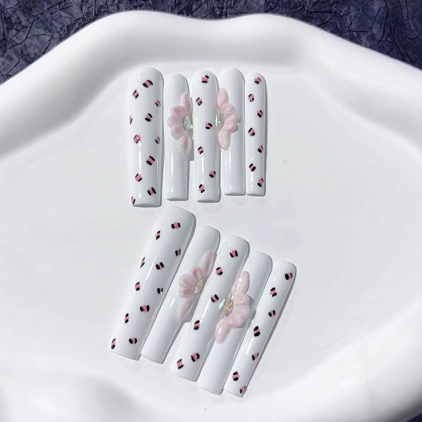 Unhas Postiças Divertidas com Detalhes Florais de Bolinhas Brancas