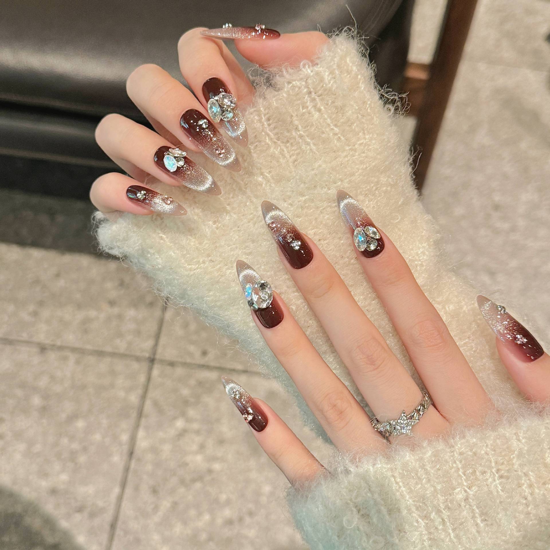 365nails: "Midnight Ruby" – Unhas Longas Amendoadas Feitas à Mão com Pedras Preciosas 3D