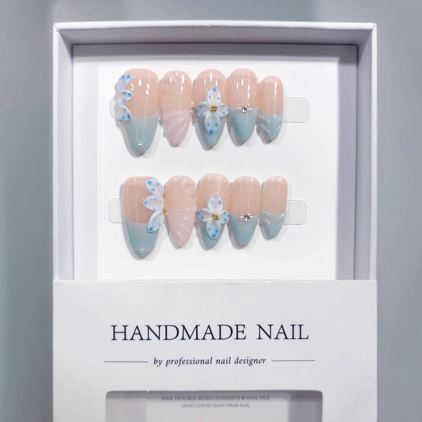 Ocean Breeze: "Floral Francês Azul" – Unhas Postiças Amêndoas