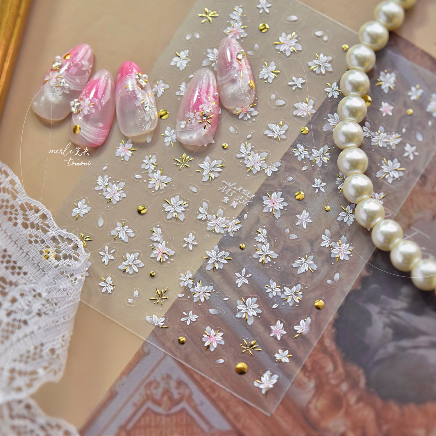 櫻花花瓣金色點綴 — 優雅花卉美甲貼紙