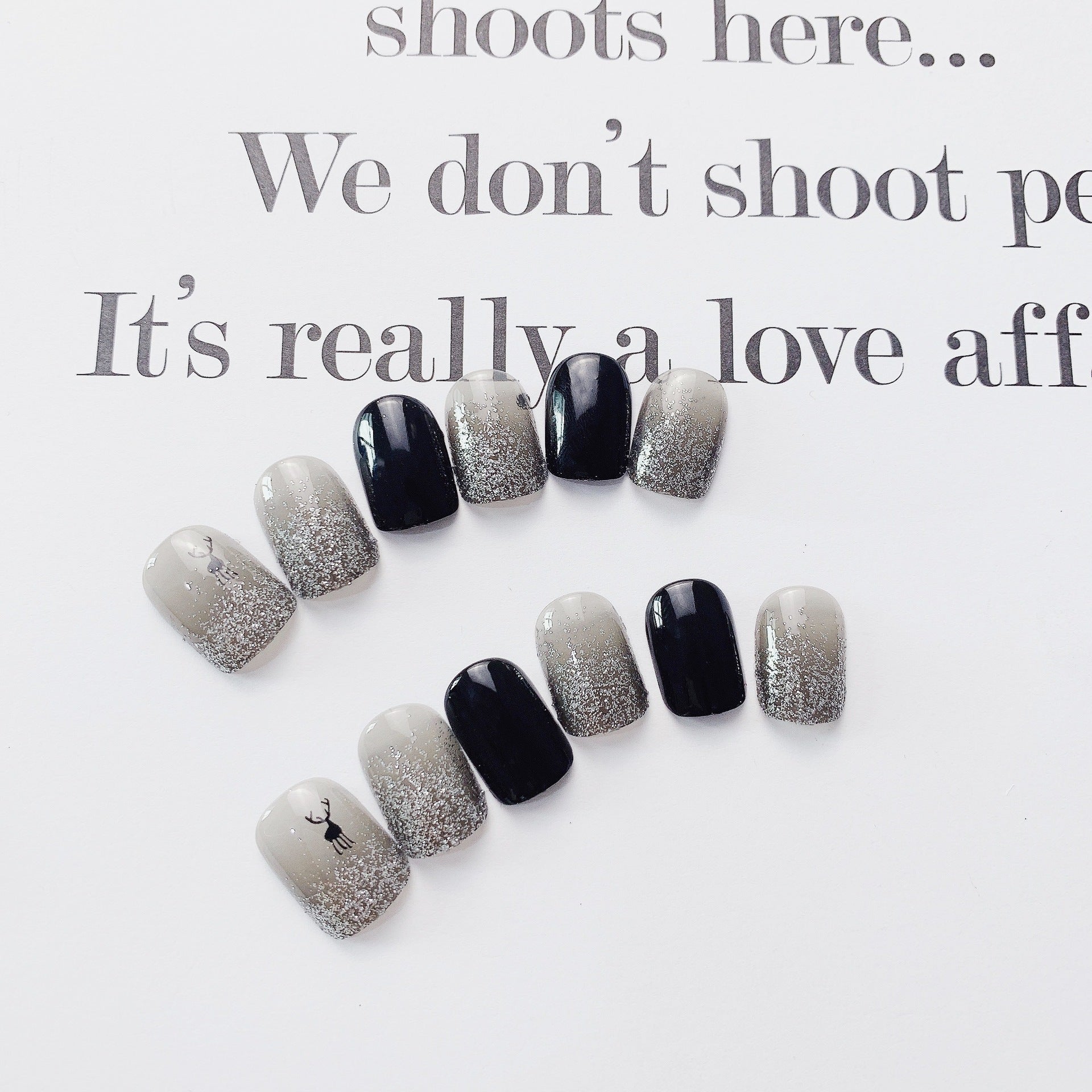Courtes ongles autocollants argent élan neige paillettes dégradé court patch d'ongles ronds faux ongles en gros｜365nails