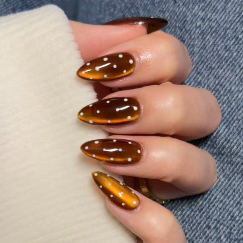 Fall and winter's hottest brown cat-eye flash-wearing manicure with white polka dots is hot-selling