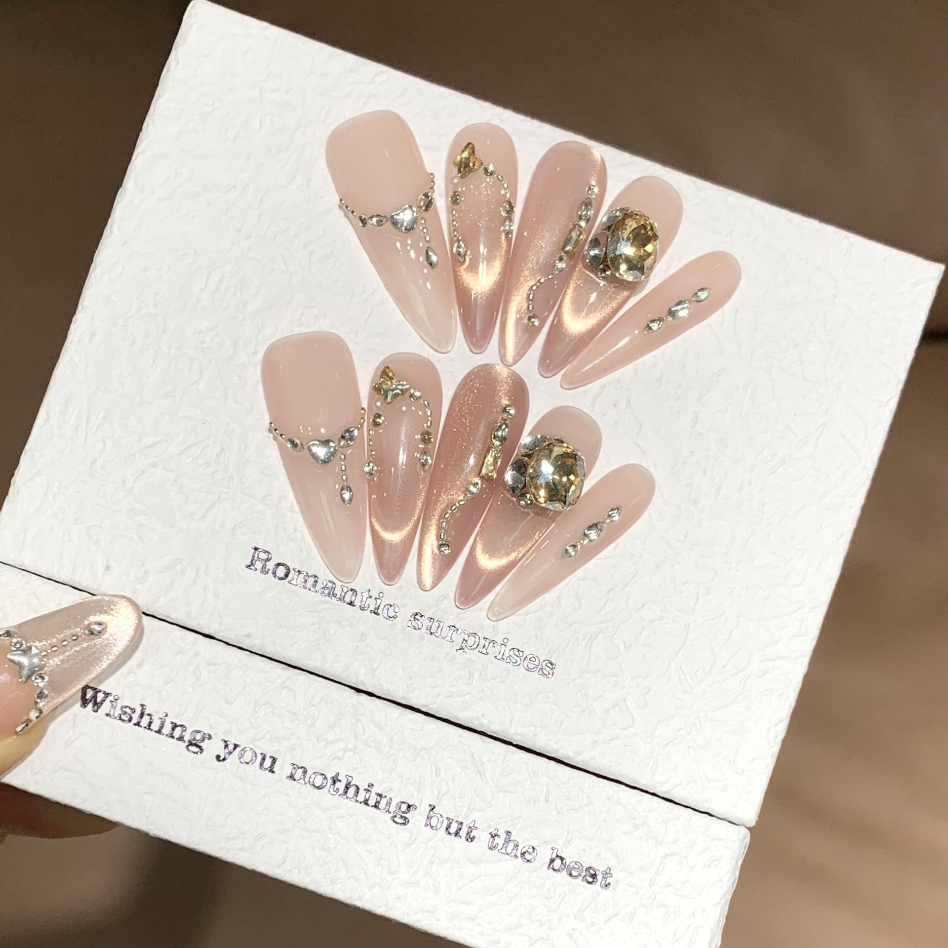 365nails: "Champagne Olho de Gato" – Unhas Stiletto Feitas à Mão com Diamante 3D e Corrente Dourada