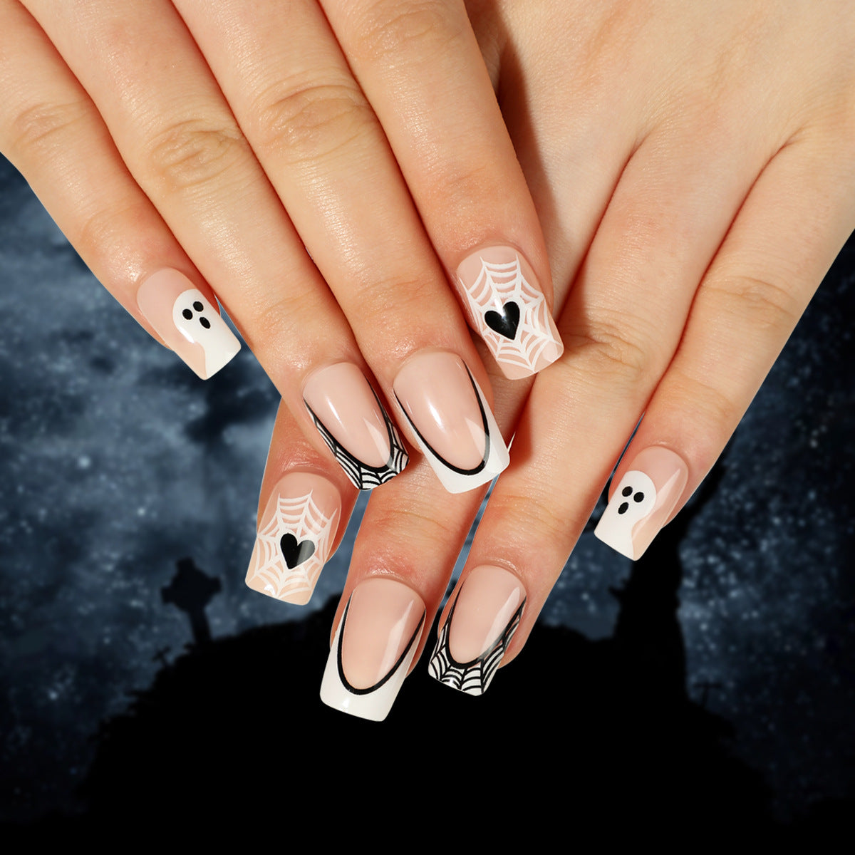 萬聖節主題甲貼：白色法式黑邊、鬼魂愛心與蜘蛛網圖案｜365nails