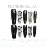 Unhas postiças Spice Girls pretas pintadas à mão com padrão de cobra tridimensional e temperamento branco | 365nails