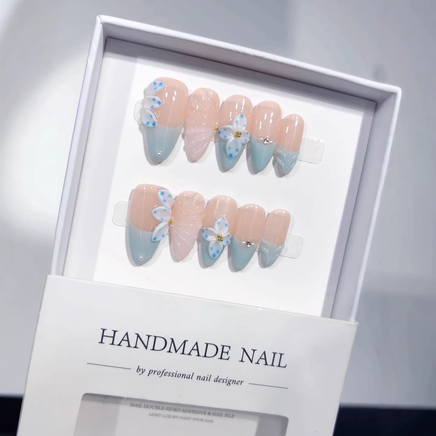 Ocean Breeze: "Floral Francês Azul" – Unhas Postiças Amêndoas