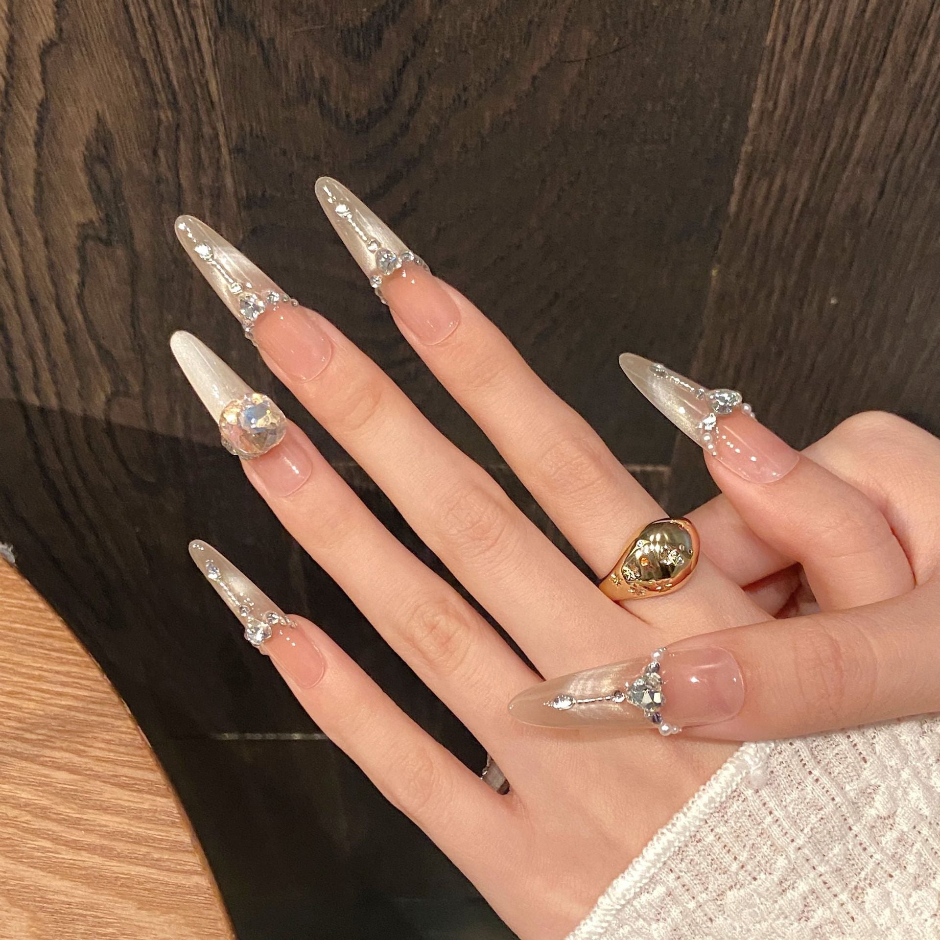 365nails: "Lágrimas Celestiales" – Uñas Almendradas Largas Hechas a Mano con Cristales Iridiscentes y Dije de Corazón