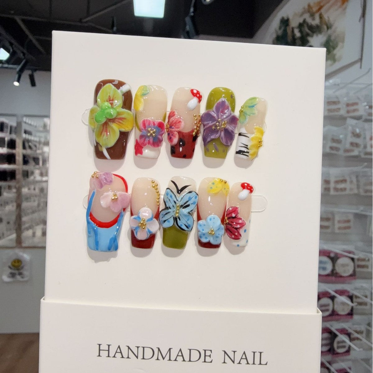 365nails: "Enchanted Bloom" — ongles forme amande fait main, motifs floraux 3D et papillons
