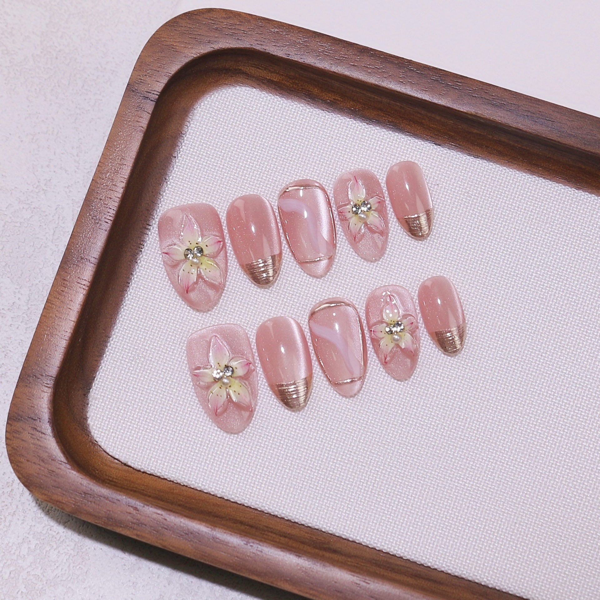 Murmure floral — Rêve de lys rose poudré — Ongles press-on mi-longs, forme carrée, effet œil de chat