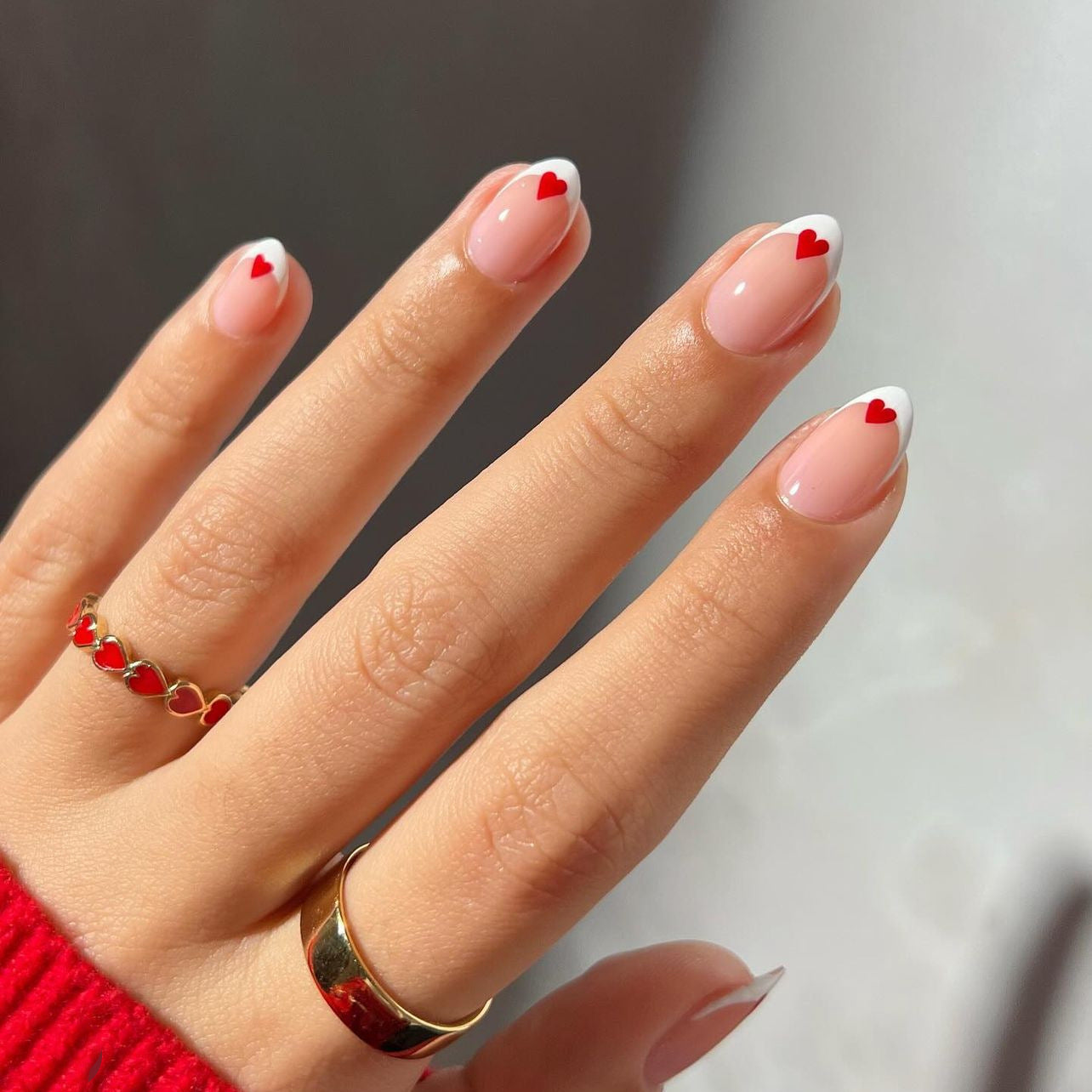Uñas postizas minimalistas francesas blancas y rojas con diseño de amor para San Valentín | 365nails