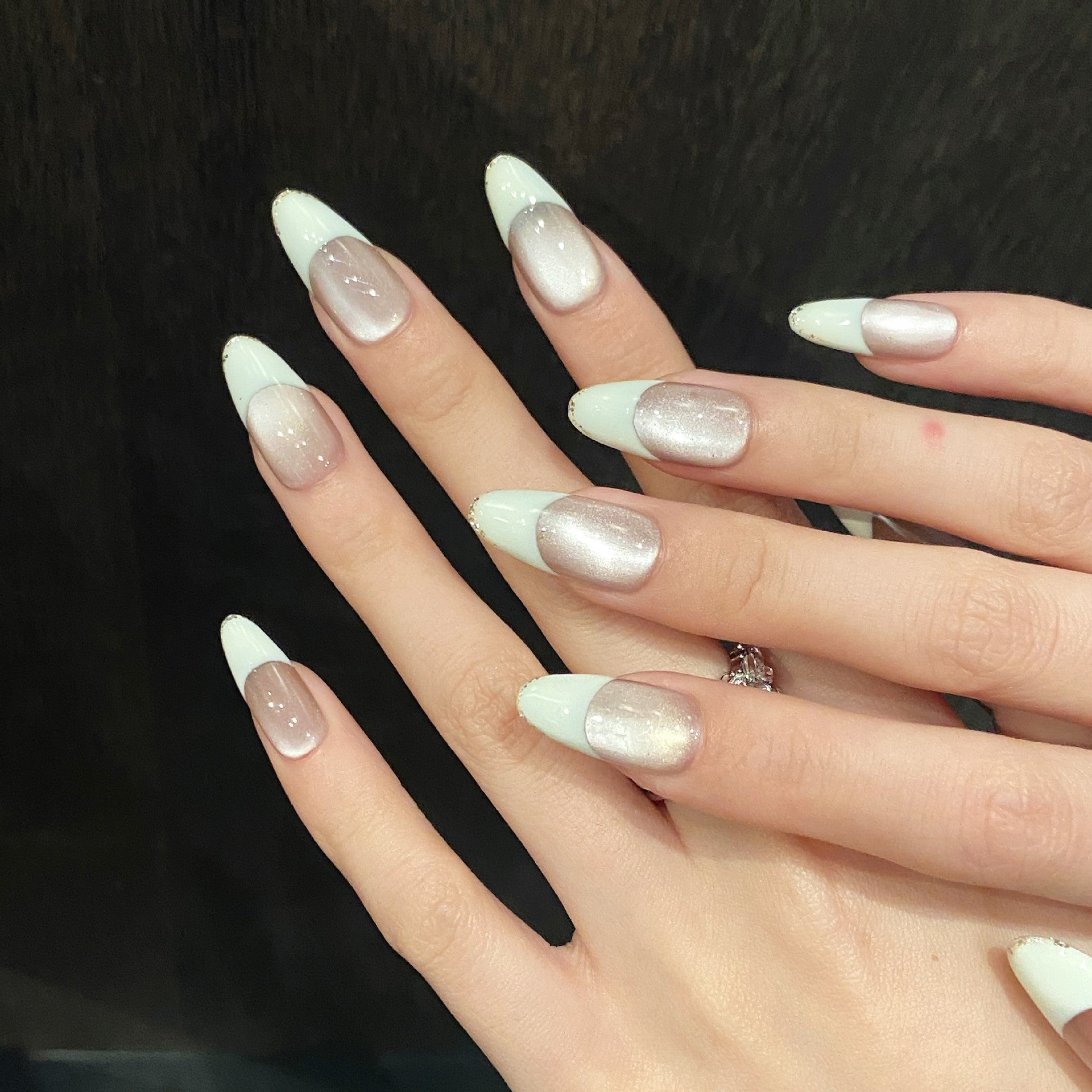 365nails: "Champagne Pearl" – Unhas Postiças Francesas Olho de Gato Amendoadas Feitas à Mão