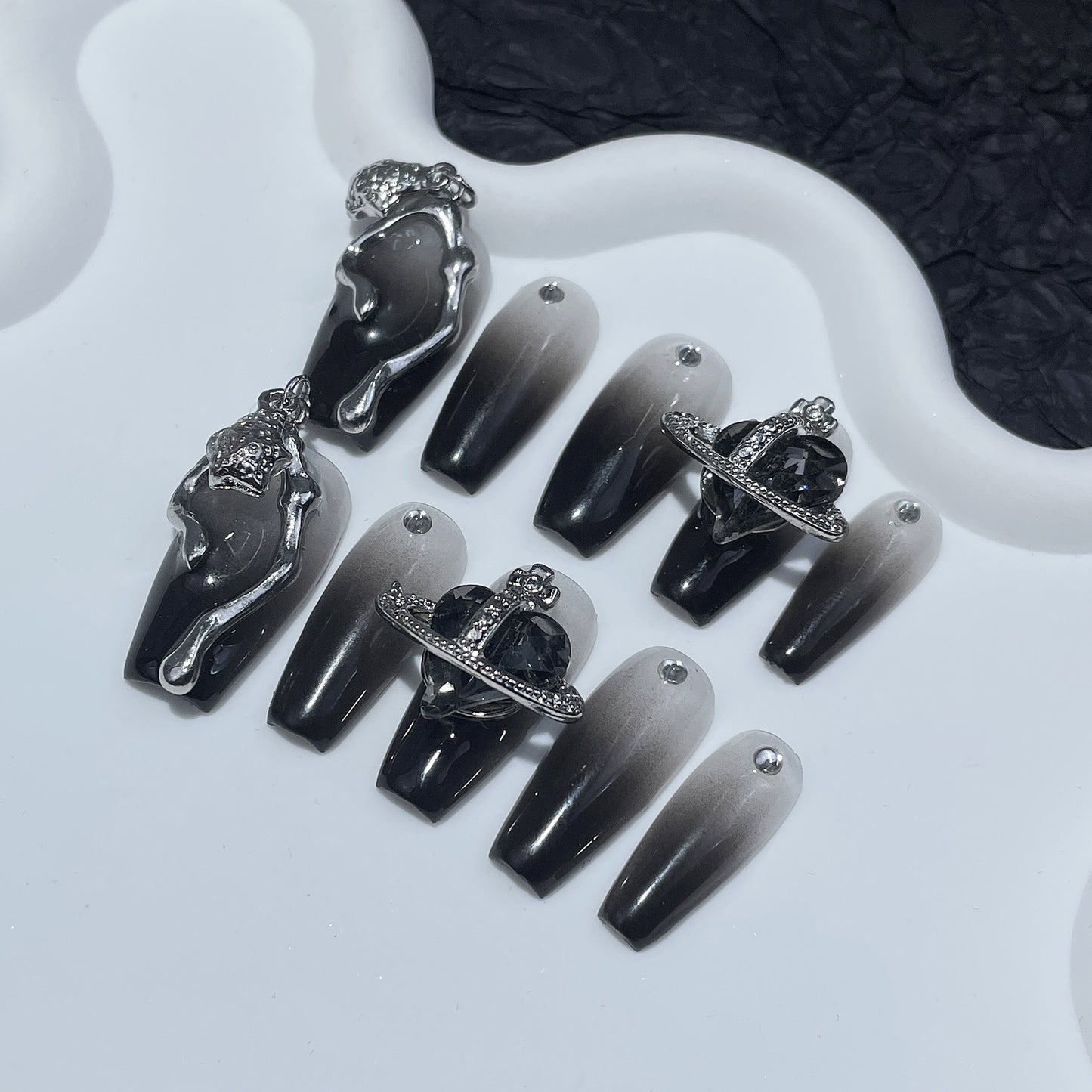 Handmade press-on nails  Empress Dowager Fengxi crooked heart medium and long nail art patch lava pendant wearable nail sticker｜365nails