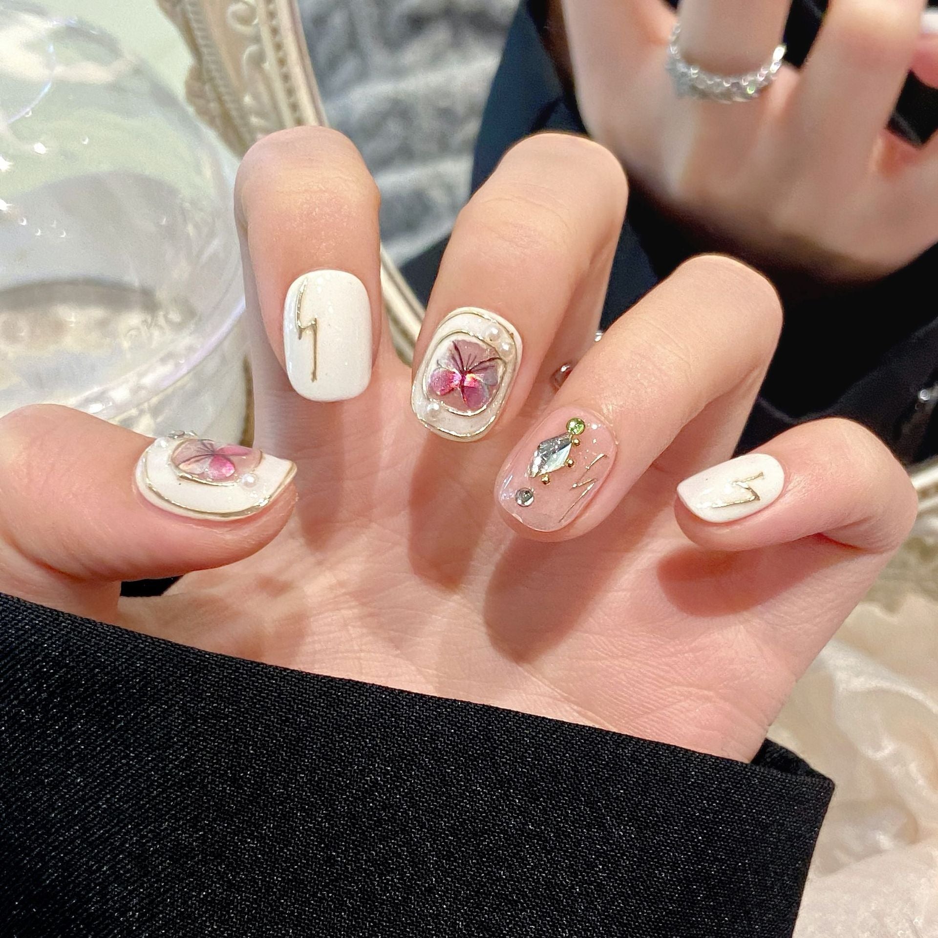 365nails: "Borboleta Dourada" – Unhas Curtas Quadradas Feitas à Mão com Pérolas e Folhas 3D