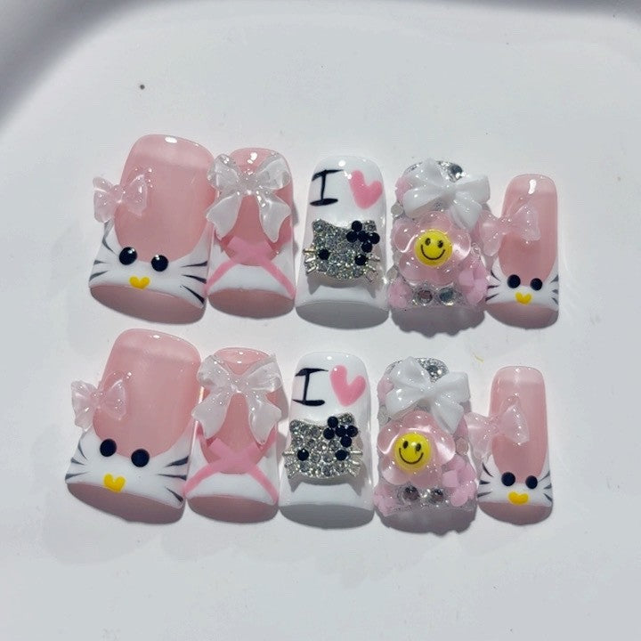 귀여운 카와이: "Hello Kitty Sweetheart" – 숏 스퀘어형 핑크 & 화이트 캐릭터 수제 프레스온 네일