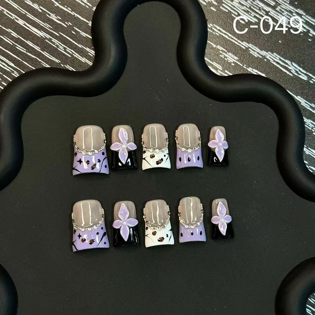 365nails: "午夜綻放" – 手工製短款方形穿戴甲，3D 蝴蝶與水晶法式