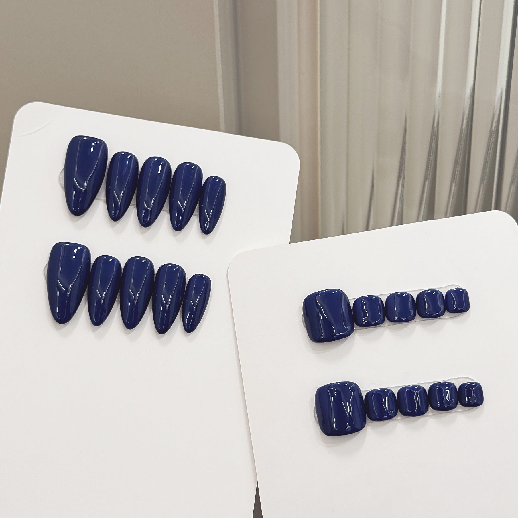 Conjunto de mãos e pés brilhantes, simples e de alta qualidade, em tinta sólida branca, azul e cinza, totalmente feito à mão | 365nails