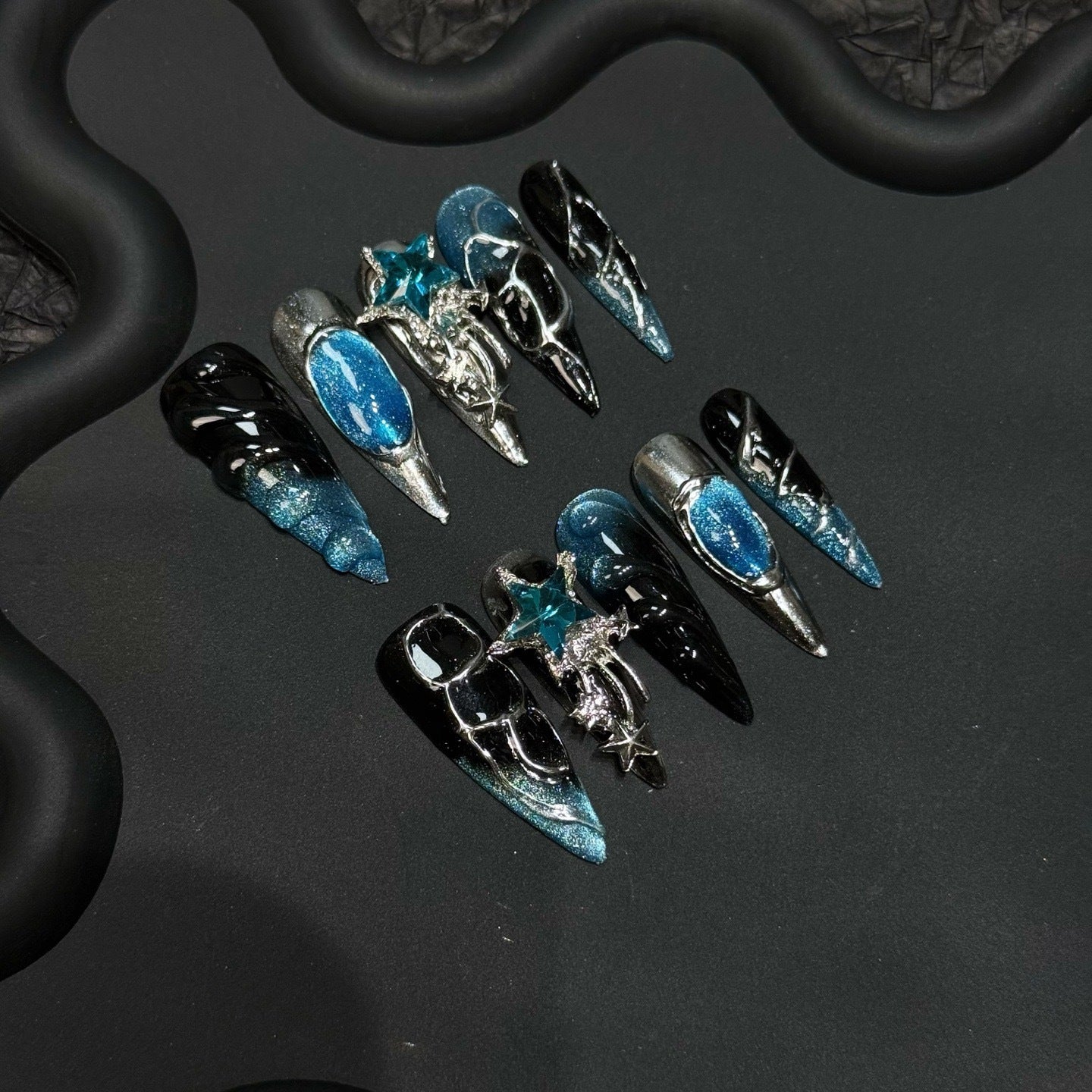 365nails：「賽博女神」— 3D金屬手工製超長款尖形穿戴甲