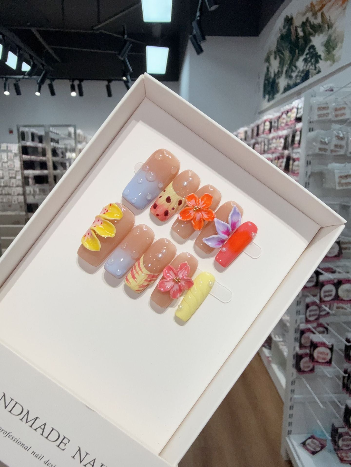 365nails: "Flores Tropicais" – Unhas Postiças Artesanais 3D de Flores e Borboletas no Formato Caixão Médio