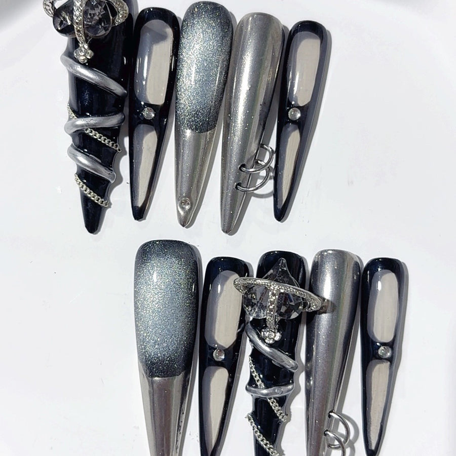 Ongles press-on gothique noir et argent style mécanique avec effet chrome