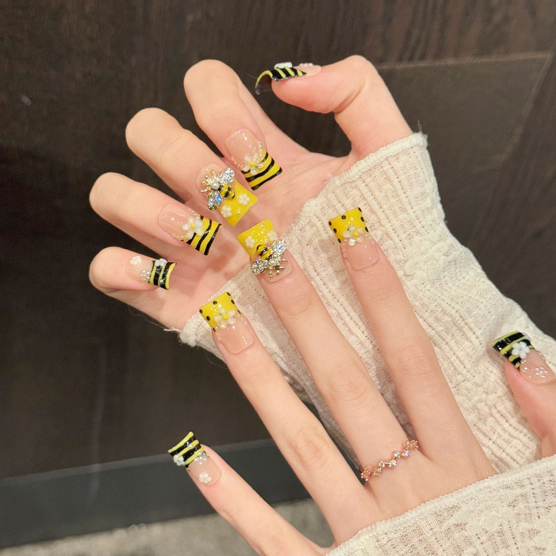 365nails: "바쁜 벌" – 3D 벌 & 꽃 장식 스트라이프 수제 숏 스퀘어형 네일