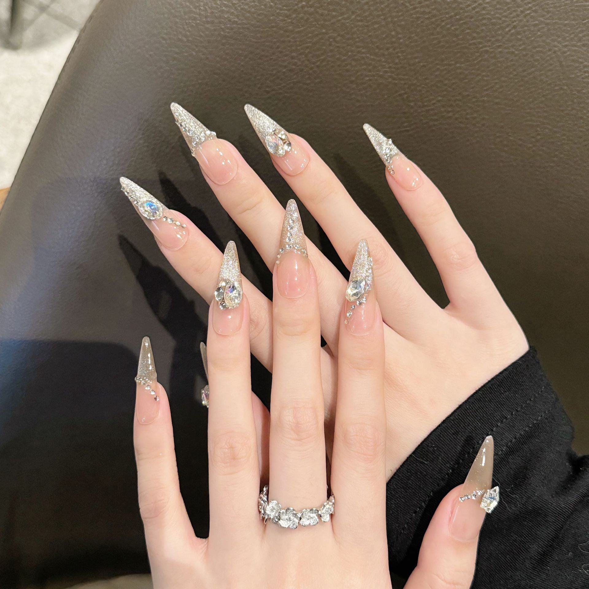 365nails: "Gelo Celestial" – Unhas Stiletto Artesanais com Cristais 3D e Glitter Prateado