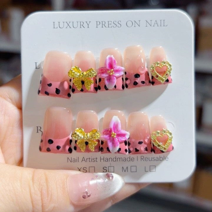 Sweet Cowgirl: "Dalmatien Rose & Charms Dorés" – Ongles Press-On Forme Carrée