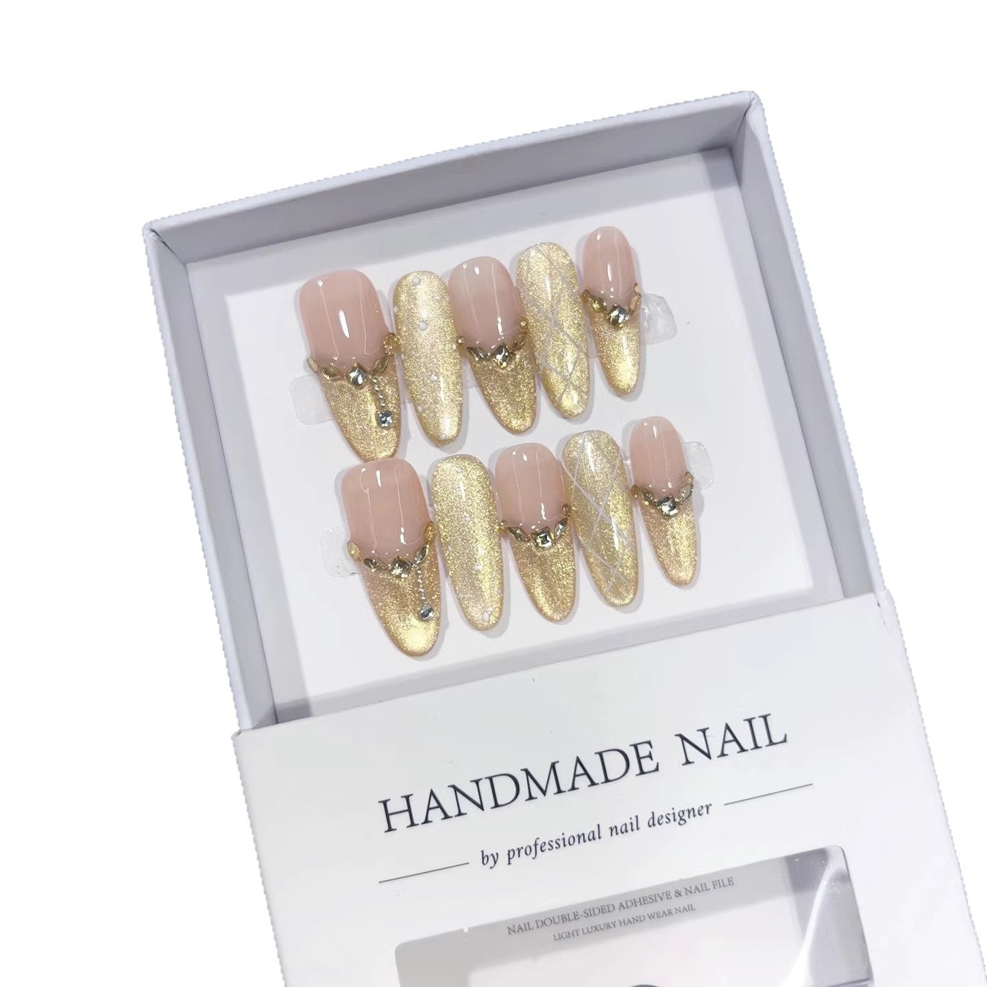 Glamour doré : "Chaîne dorée nude" – Forme amande ongles press-on faits main