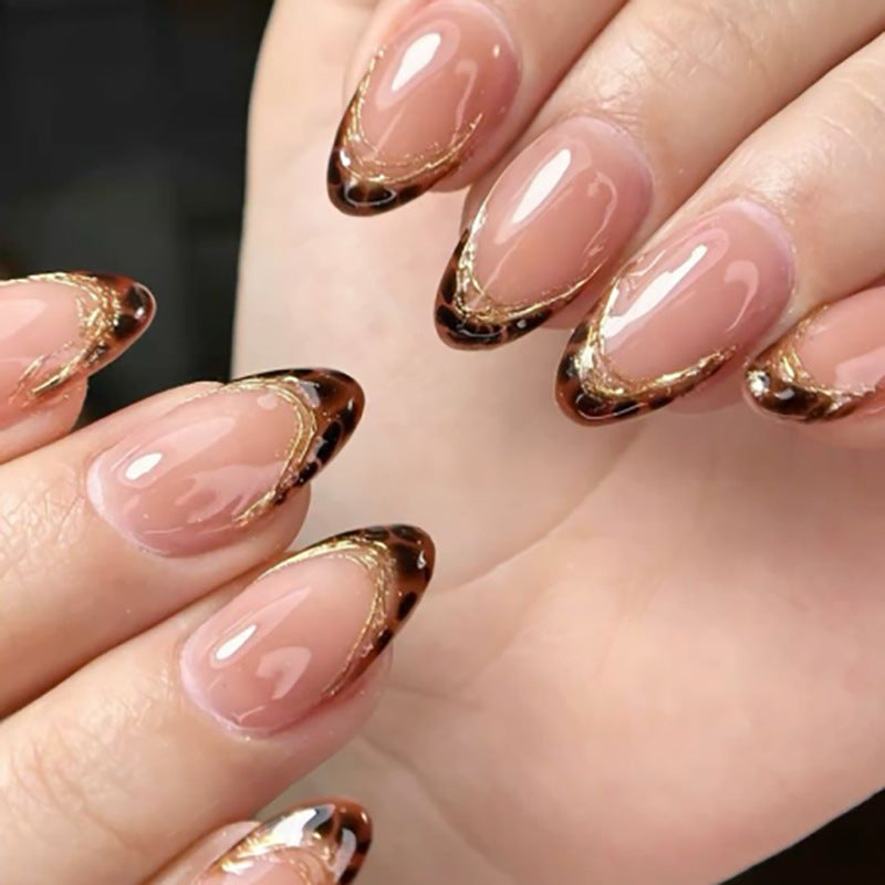 Ongles nude avec french écaille de tortue et détail doré