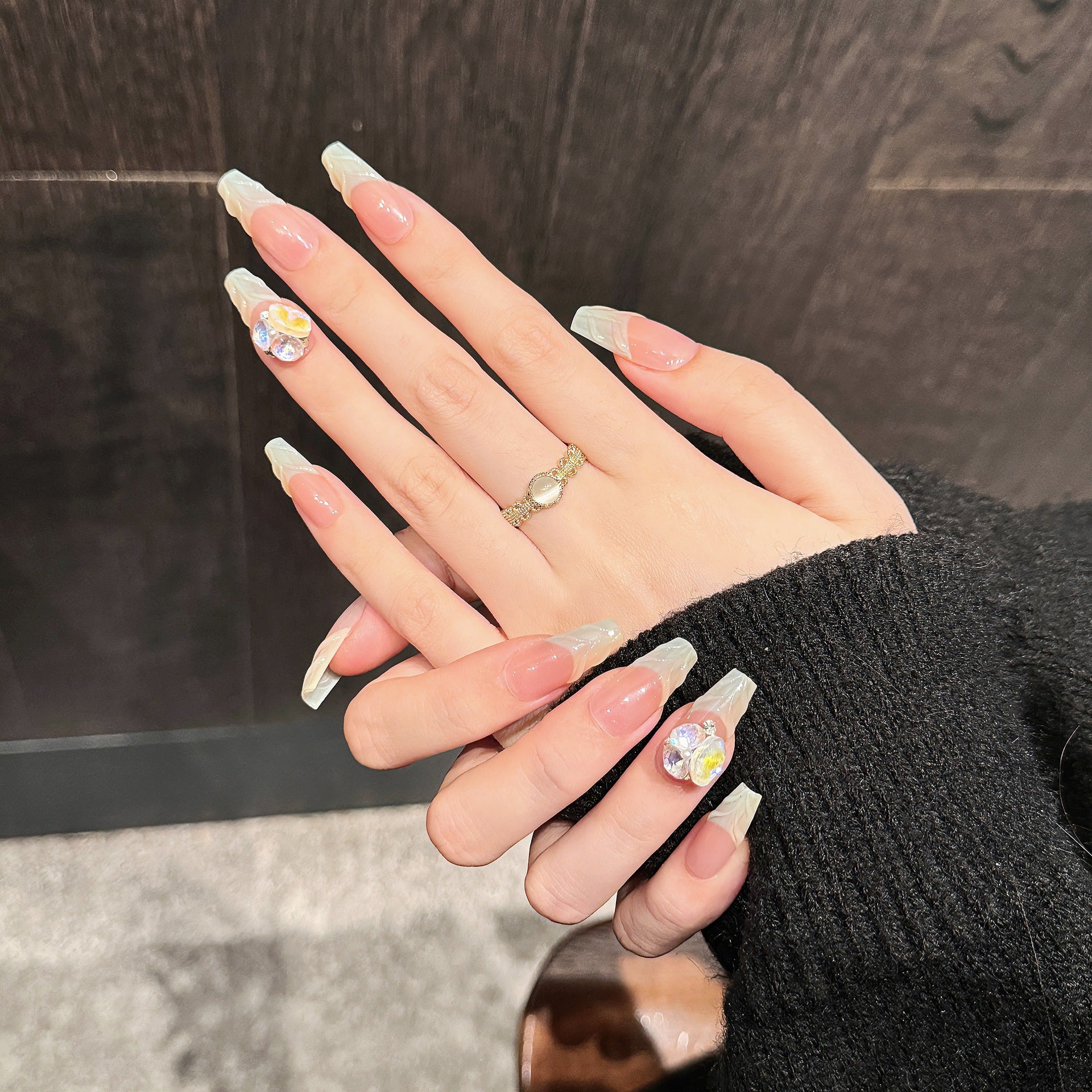 365nails: "Opal Bloom" – Uñas Almendradas Hechas a Mano con Cristal 3D y Punta Francesa Iridiscente