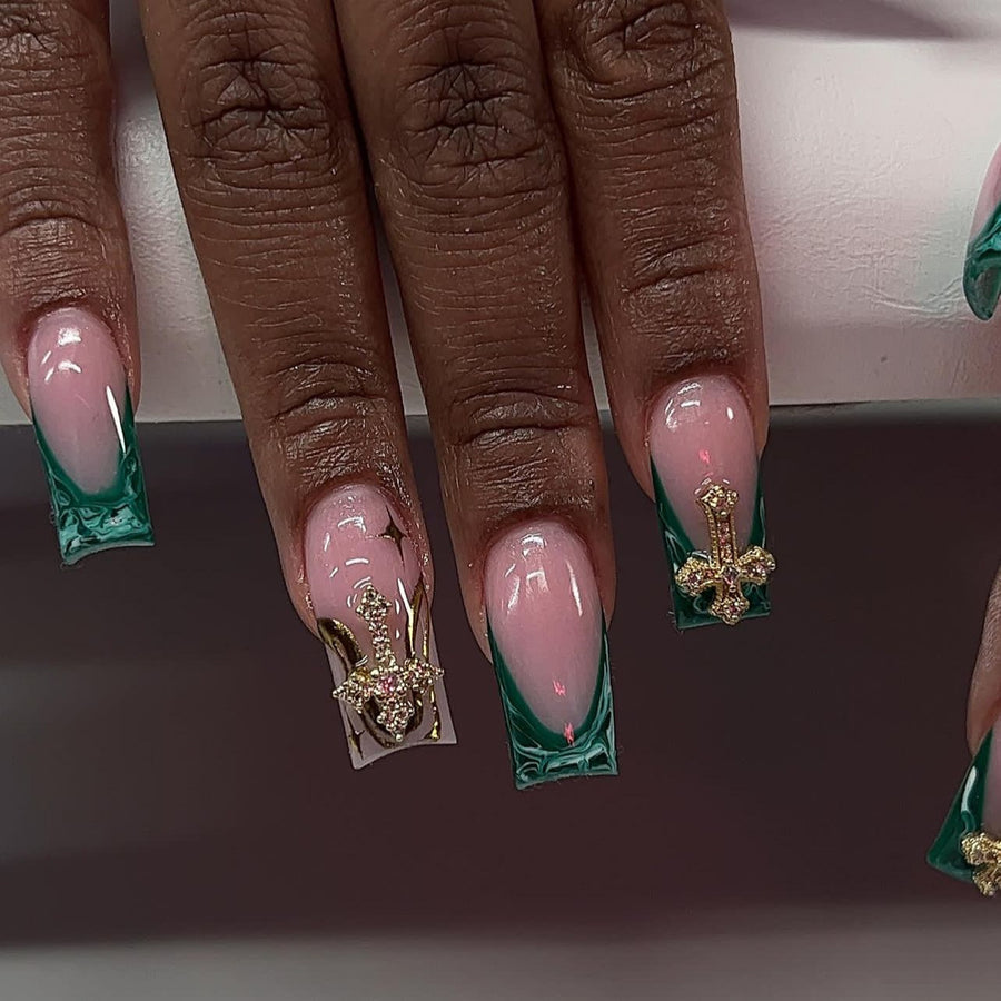 Ongles press-on french vert dégradé, points dorés, diamant, croix luxe｜365nails