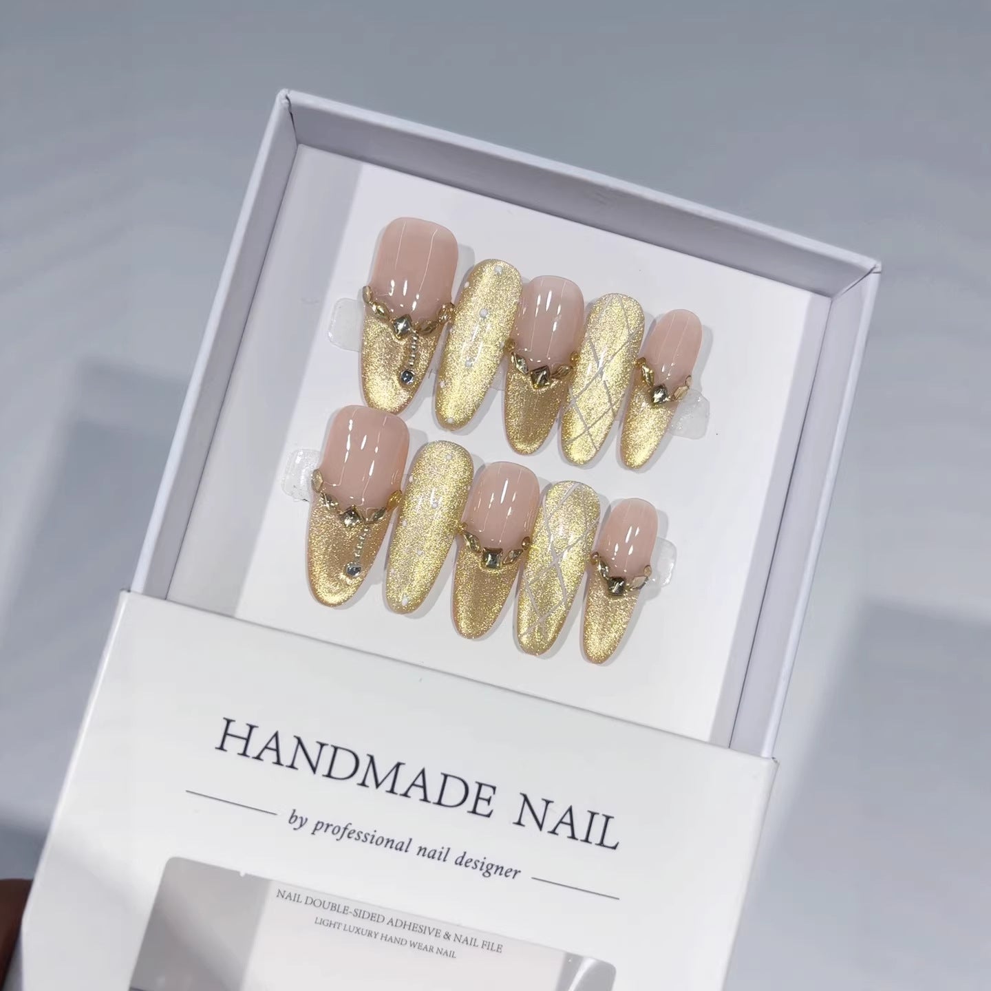 Glamour doré : "Chaîne dorée nude" – Forme amande ongles press-on faits main