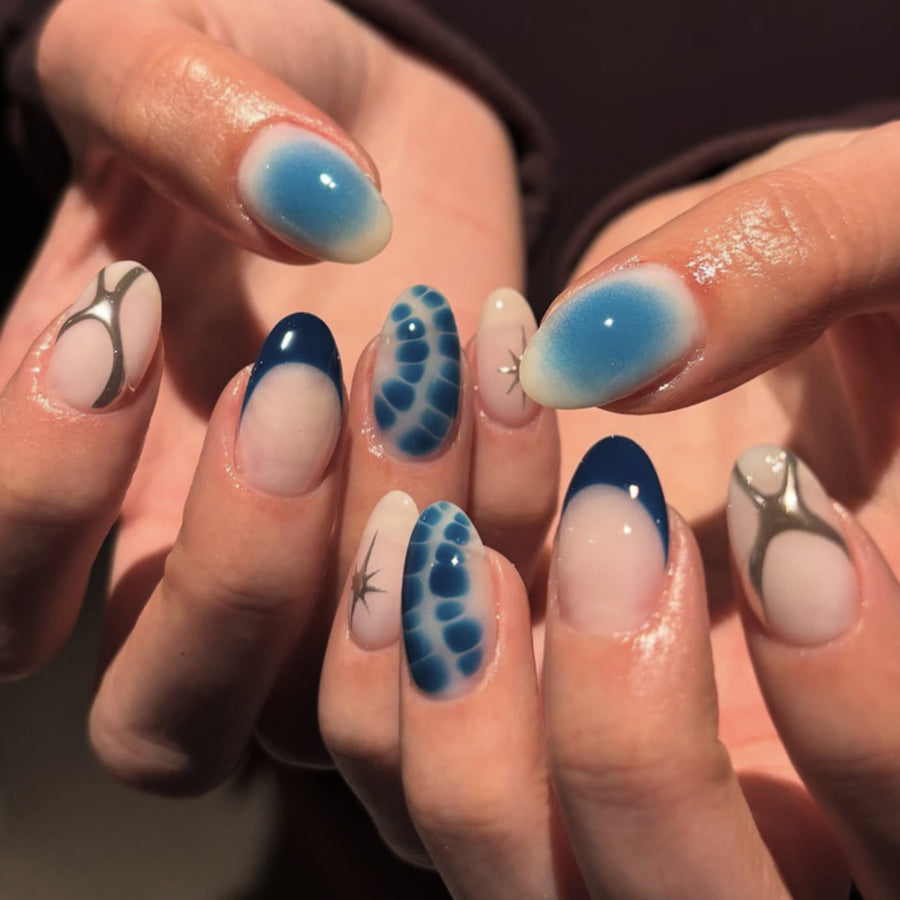 Ongles press-on courts forme amande, French simple avec effet estompé bleu