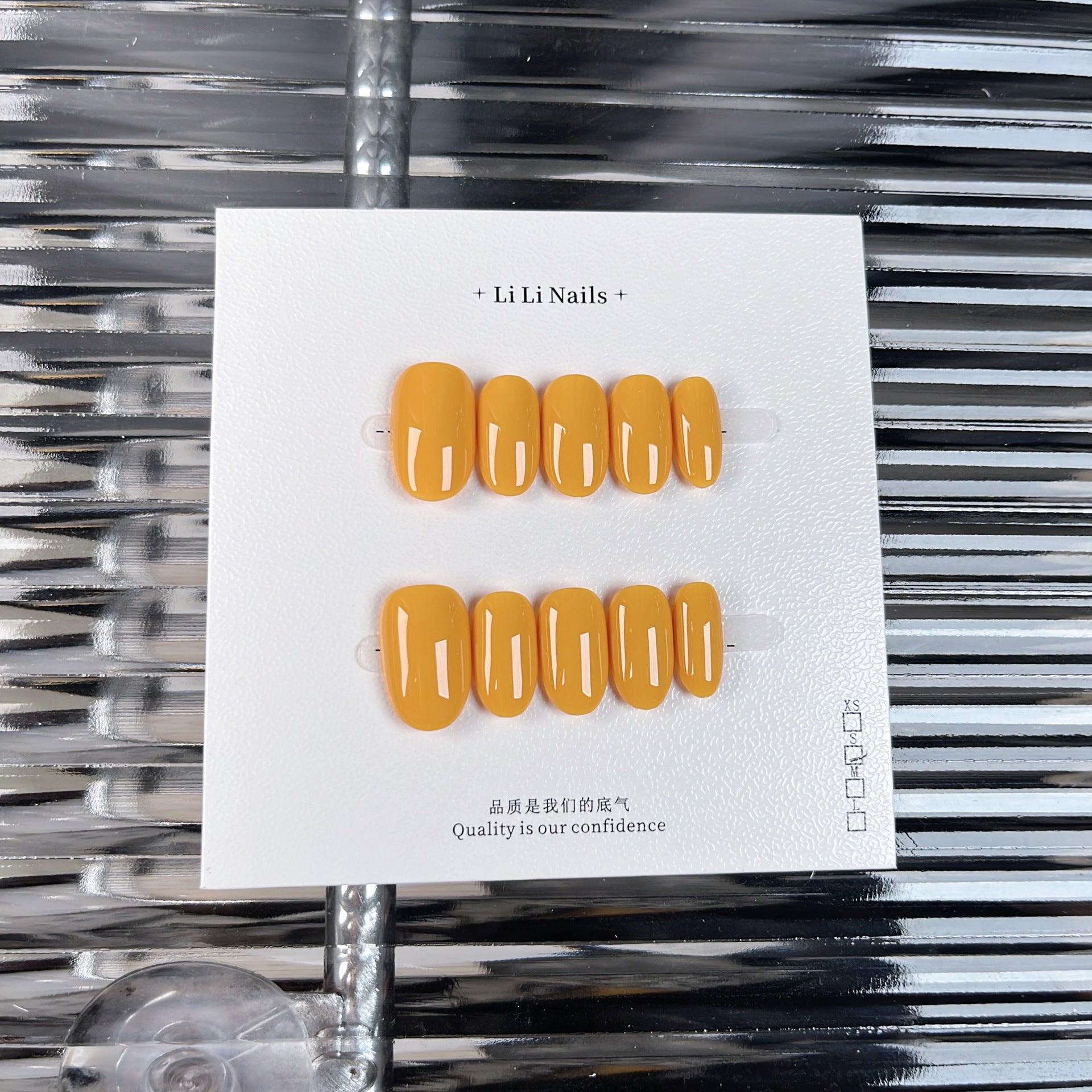 Essentiels unis | court, forme ronde | ongles press-on faits main