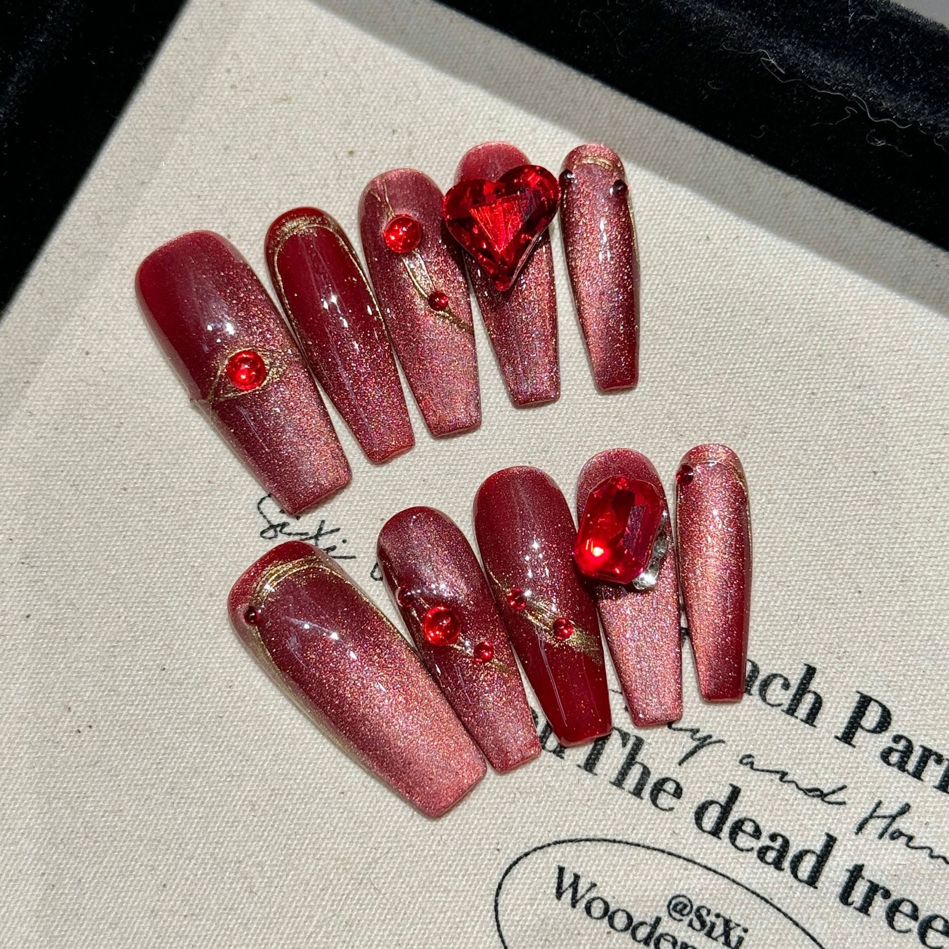 365nails: "Coração Carmesim" – Unhas Postiças Cônicas Feitas à Mão com Efeito Olho de Gato 3D e Gema