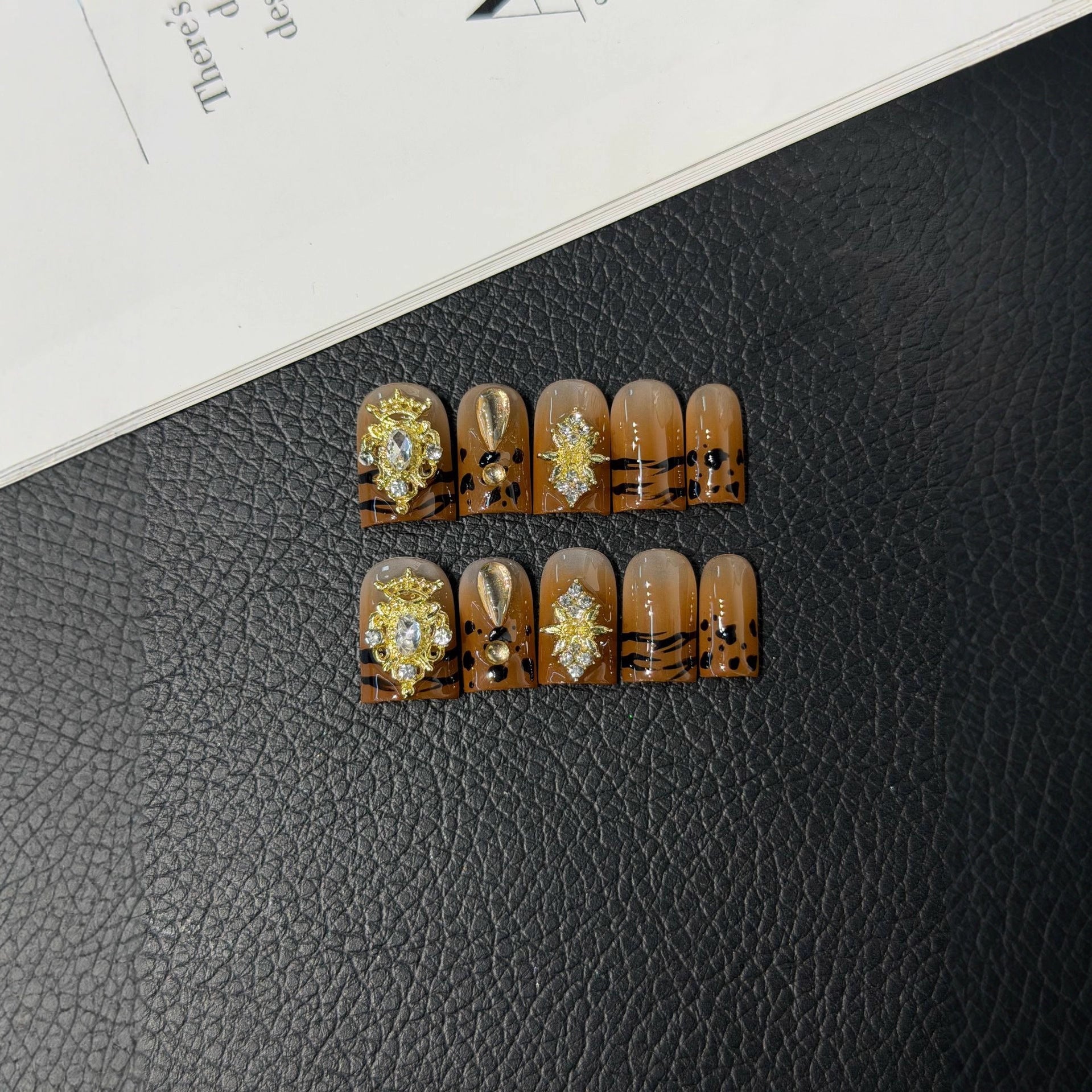 365nails: 골든 아워 – 3D 라인스톤 & 타이거 스트라이프 수제 코핀형 네일