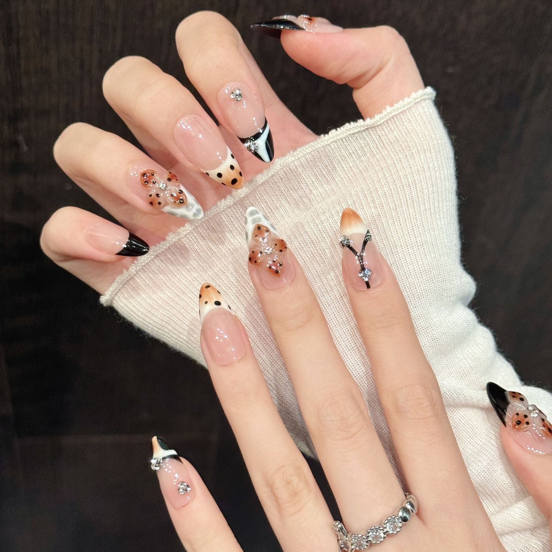 365nails: « Chuchotement du diable » – Ongles amande faits main avec imprimé léopard et cristaux 3D