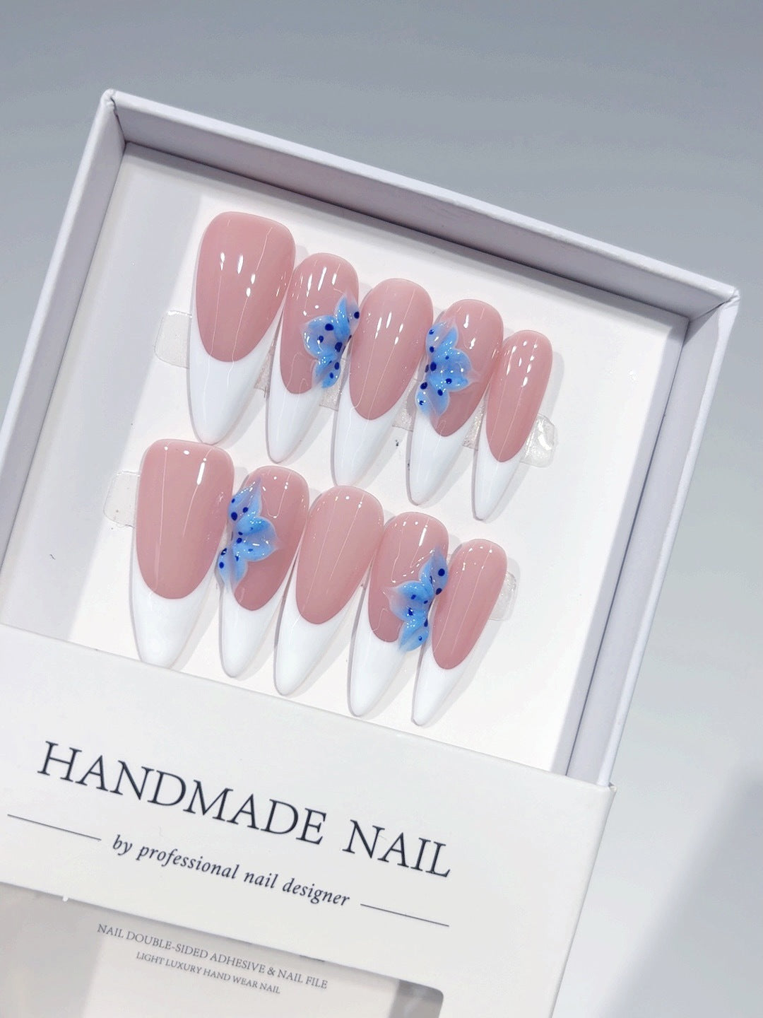 Blue Petal : « Fleur french bleu blanc nude » – Ongles press-on fait main forme amande longue