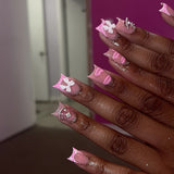 Manicura francesa blanca corta con estampado de labios rosados dulces y cuadrados ｜365nails