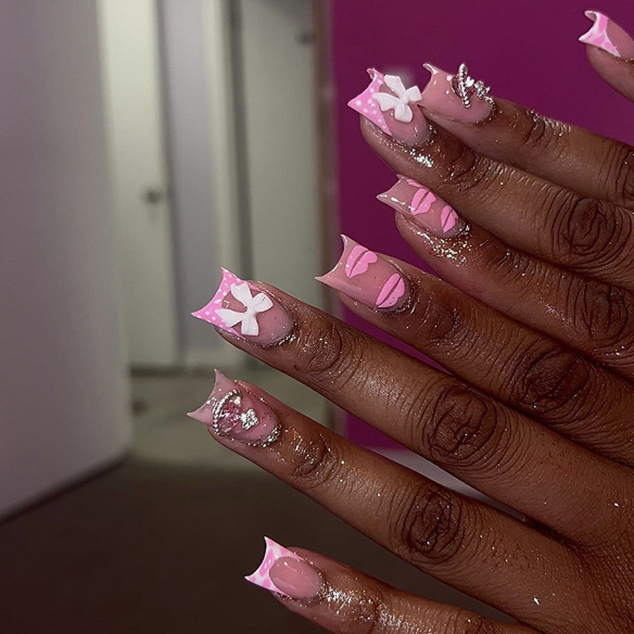 Manicura francesa blanca corta con estampado de labios rosados dulces y cuadrados ｜365nails