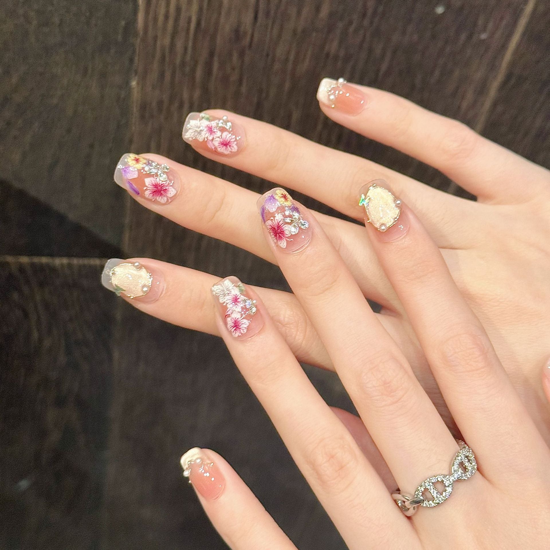 365nails: "花之低語" – 3D 珍珠鍊與壓花 手工製 棺材形 穿戴甲