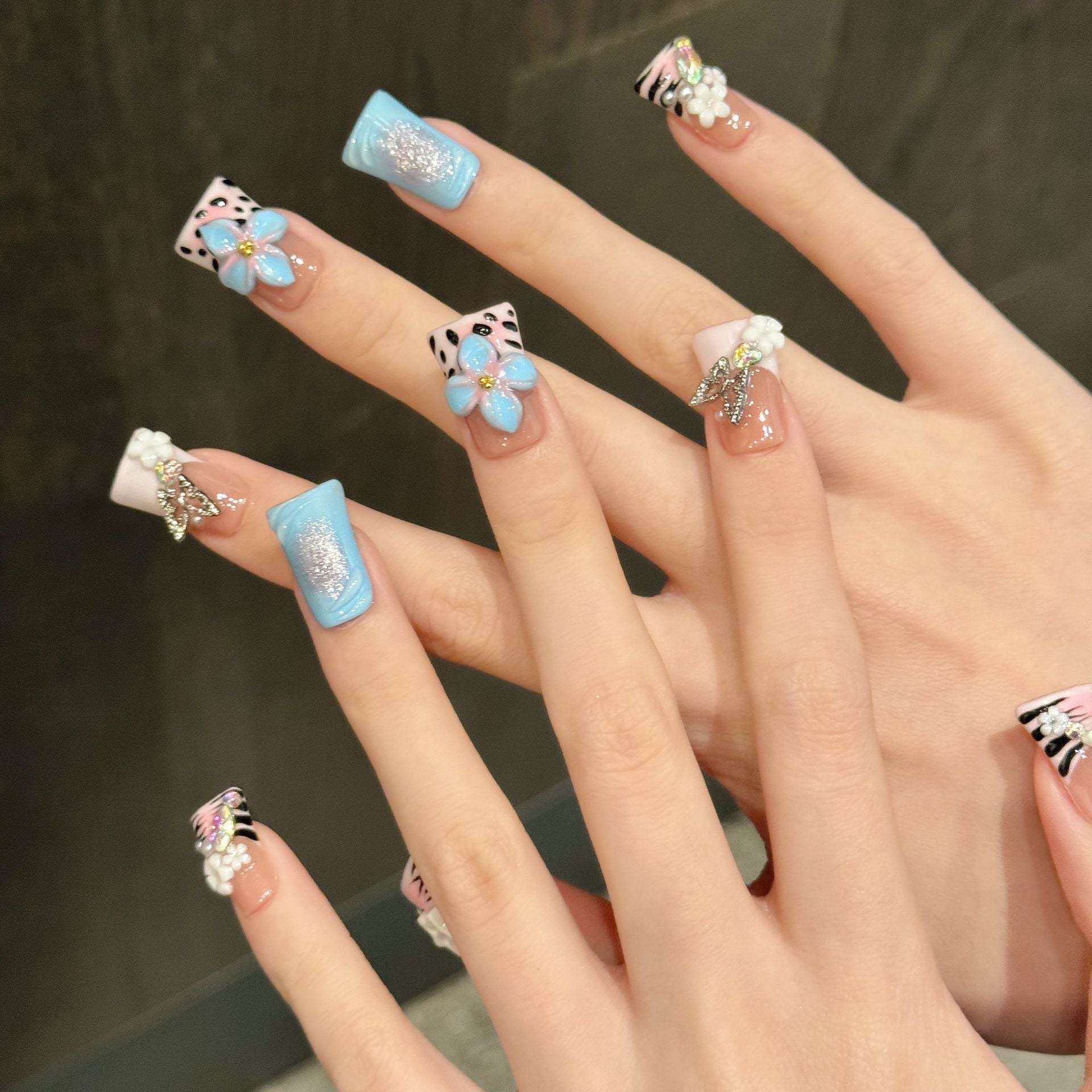 Unhas 3D Pintadas à Mão com Florais em Tons Pastéis e Detalhes de Estrelas