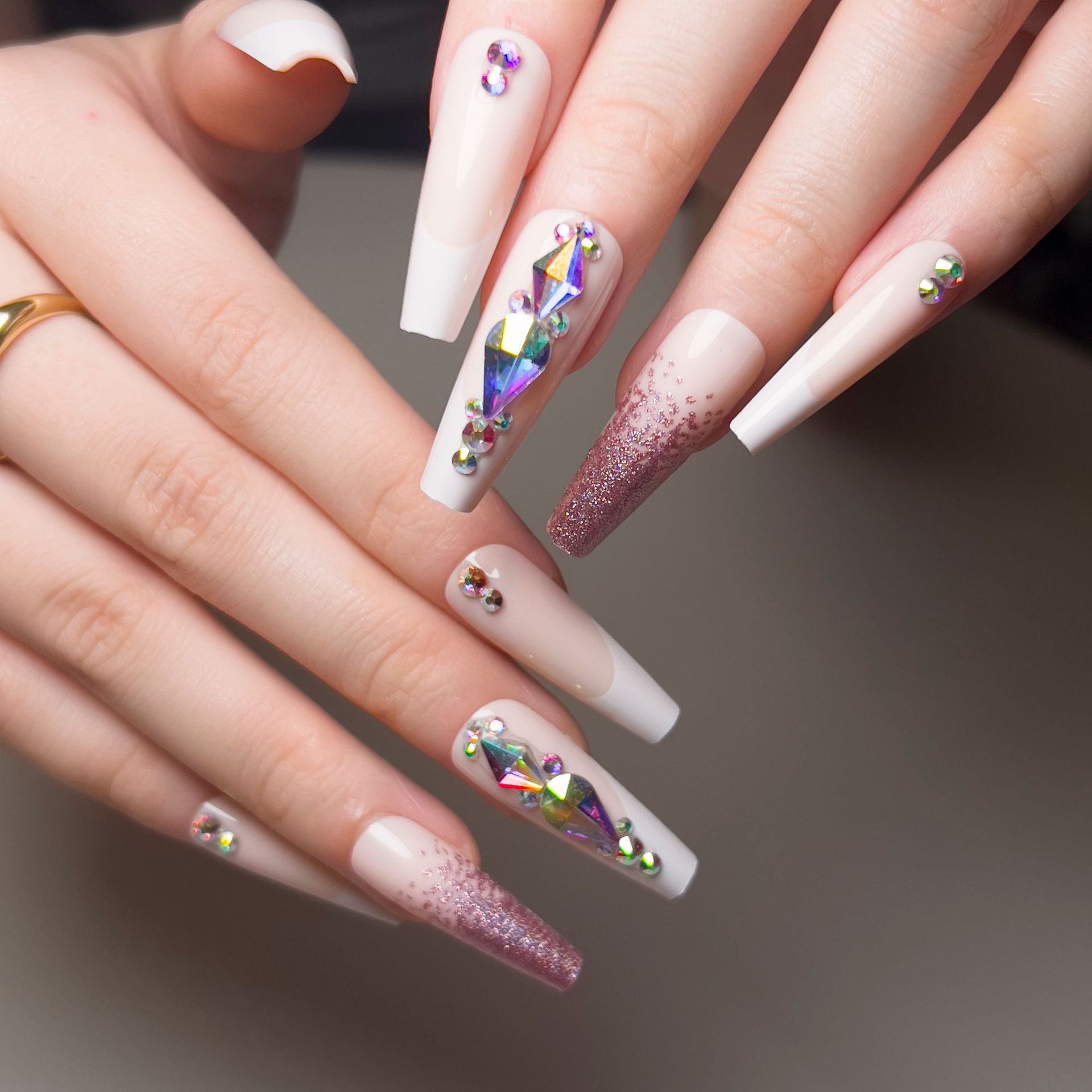 Peça de unha removível Patch de manicure francesa branca Adesivo de unha com glitter roxo e strass Peça de unha removível ｜ 365 unhas
